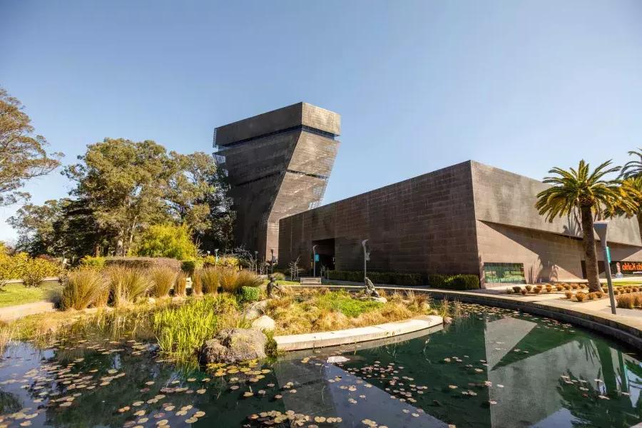 现代、棱角分明的德扬美术馆外观。加利福尼亚州贝博体彩app。