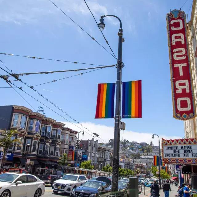 Le quartier Castro de San Francisco, 卡斯特罗剧院的展板和彩虹旗在前景.